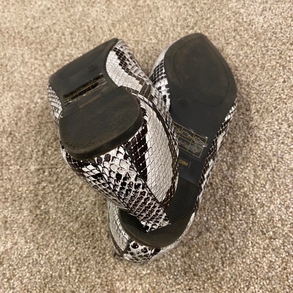 Lulus snake print flats - Picture 3 of 3